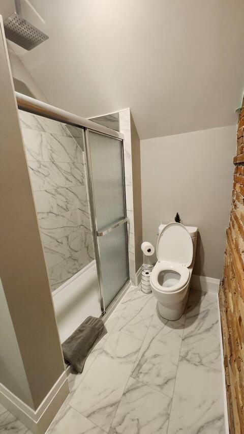 Entire 1 Bedroom Apartment Across From Google - Br5 Китченер Экстерьер фото